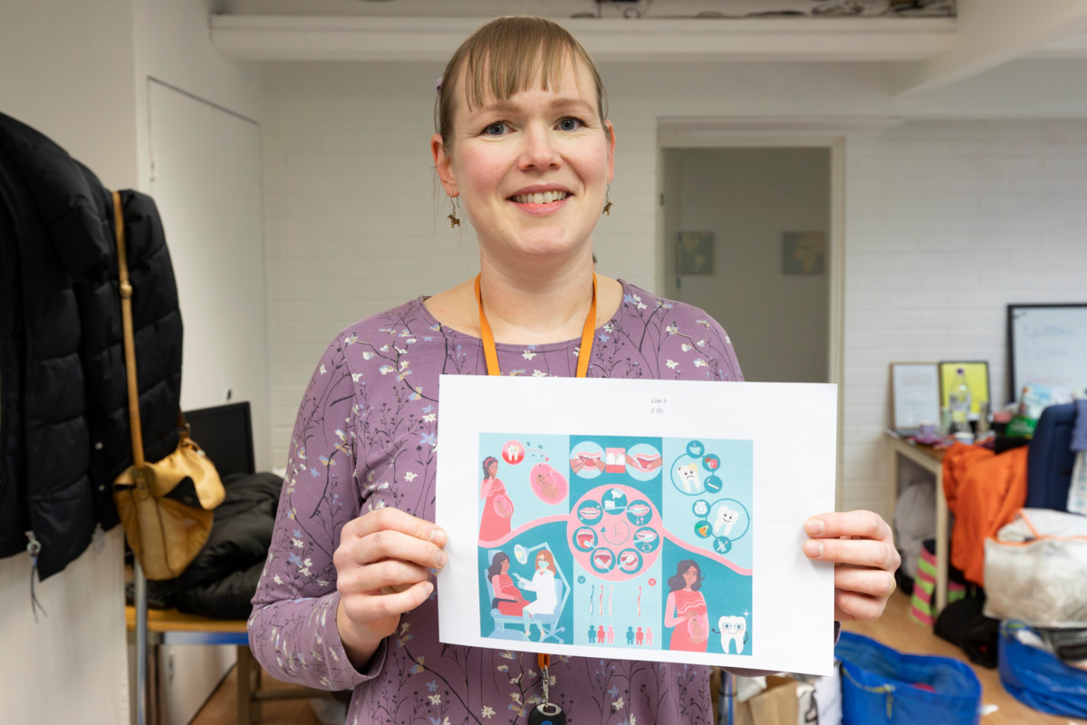 Global Clinicin hammaslääkäri Erika Hakala pakkaa äitiyspakkauksiin mukaan tietoiskun suun terveyden hoidosta. Hakala muistelee poistaneensa Global Clinicin vessan lattialla hampaita. Nykyään paperittomien akuutit hammassairaudet hoidetaan julkisessa terveydenhuollossa. 