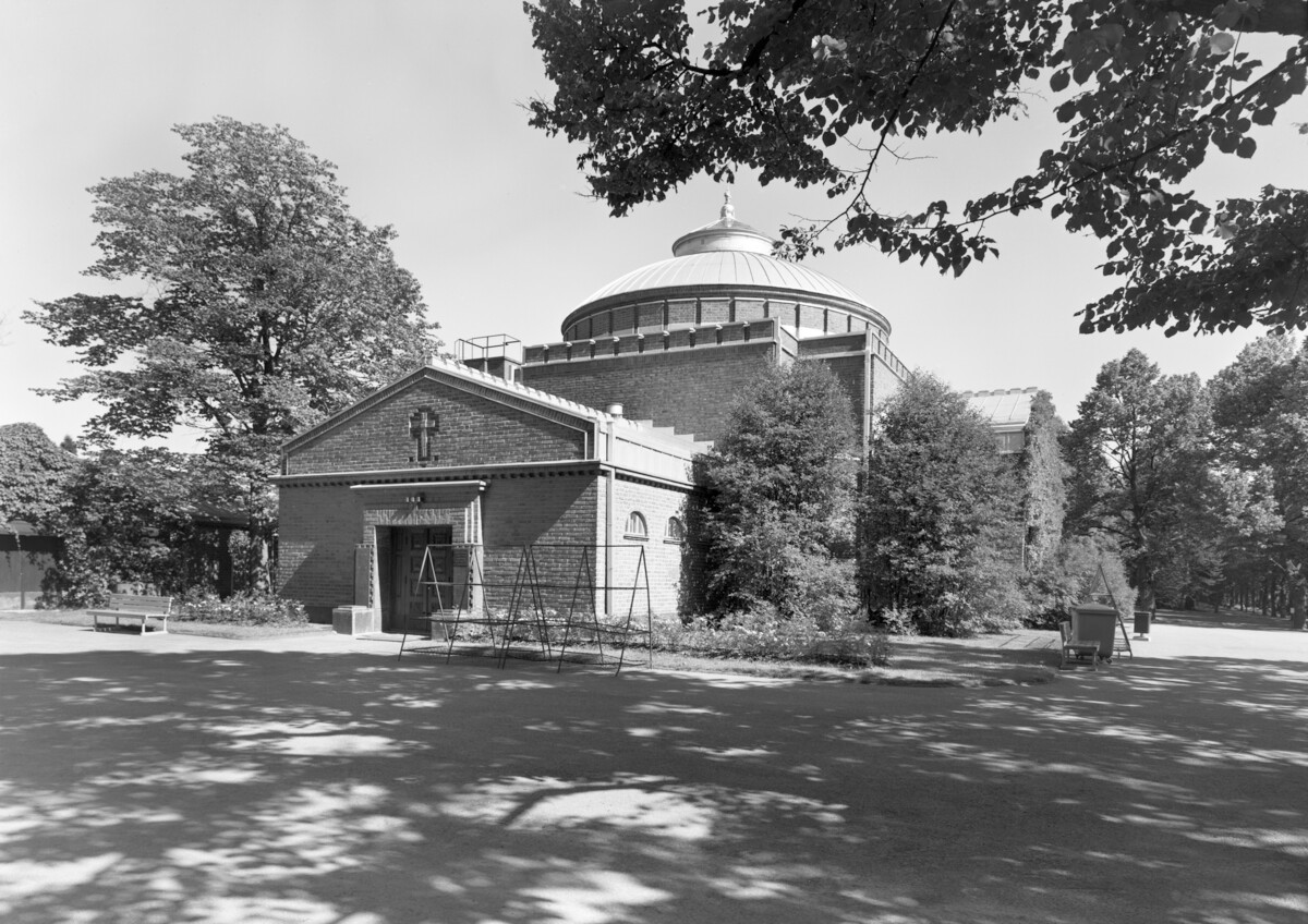 Malmin hautausmaan kappeli näytti tältä ennen uuden lisäosan rakennusta vuonna 1996. Kuva: P.O. Welin / Helsingin kaupunginmuseo