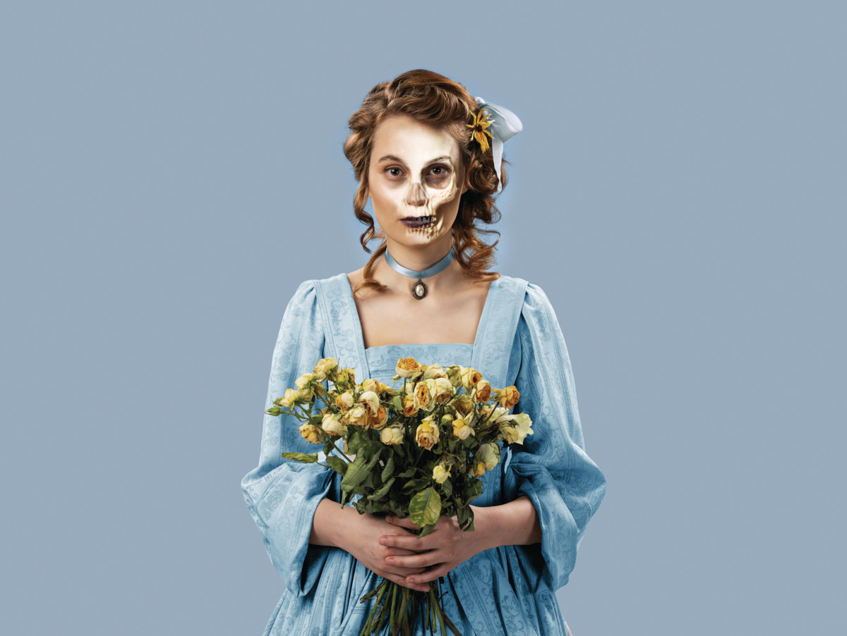 Näyttelijä Saga Sarkola esittää audiodraamassa Selmaa, jonka lähisukua menehtyy kulkutautiin. Kuva: Johanna Kannasmaa / Yle