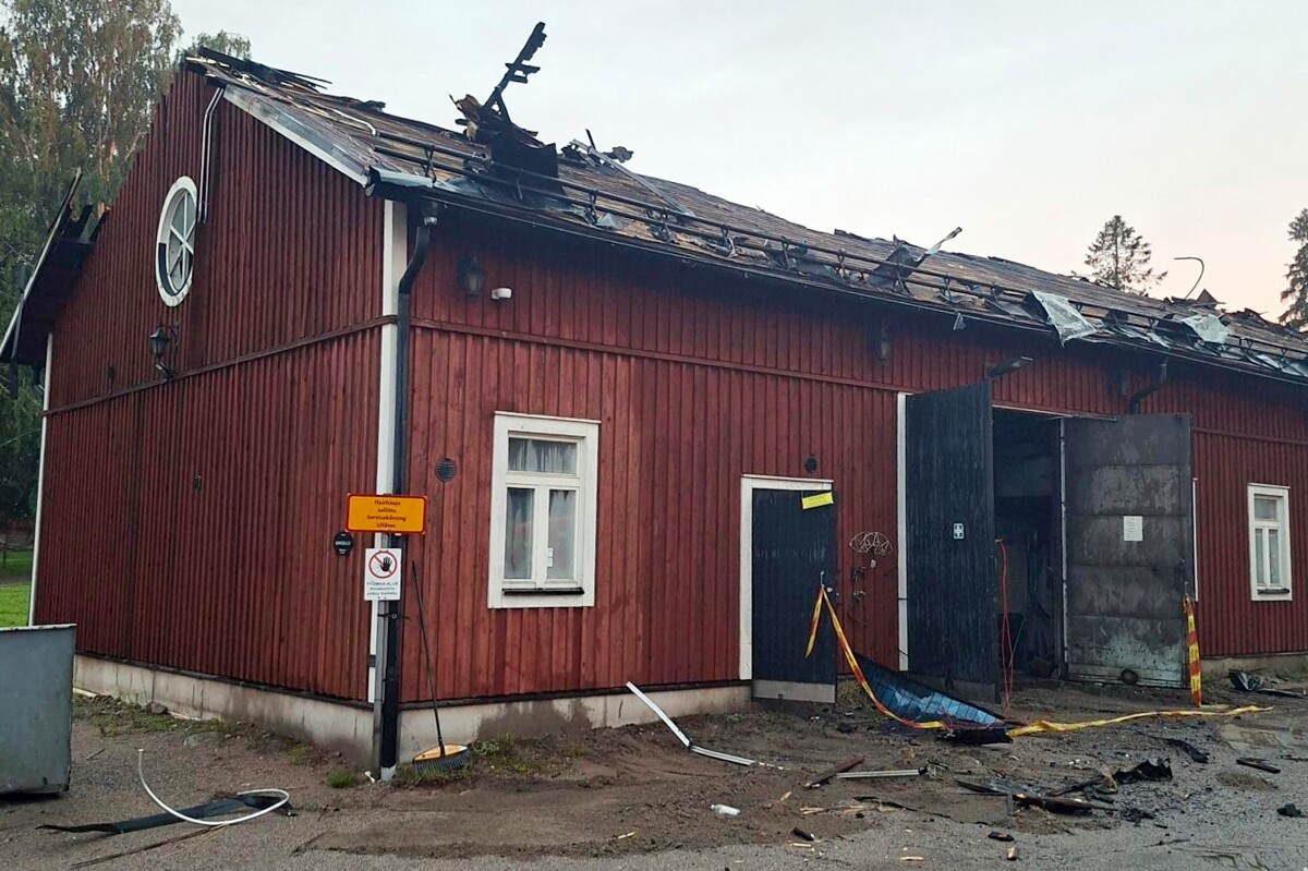 Konehallin rauniot palon jälkeen. Rakennuksessa säilytetään hautaustoimen työssä tarvittavia koneita ja välineitä.