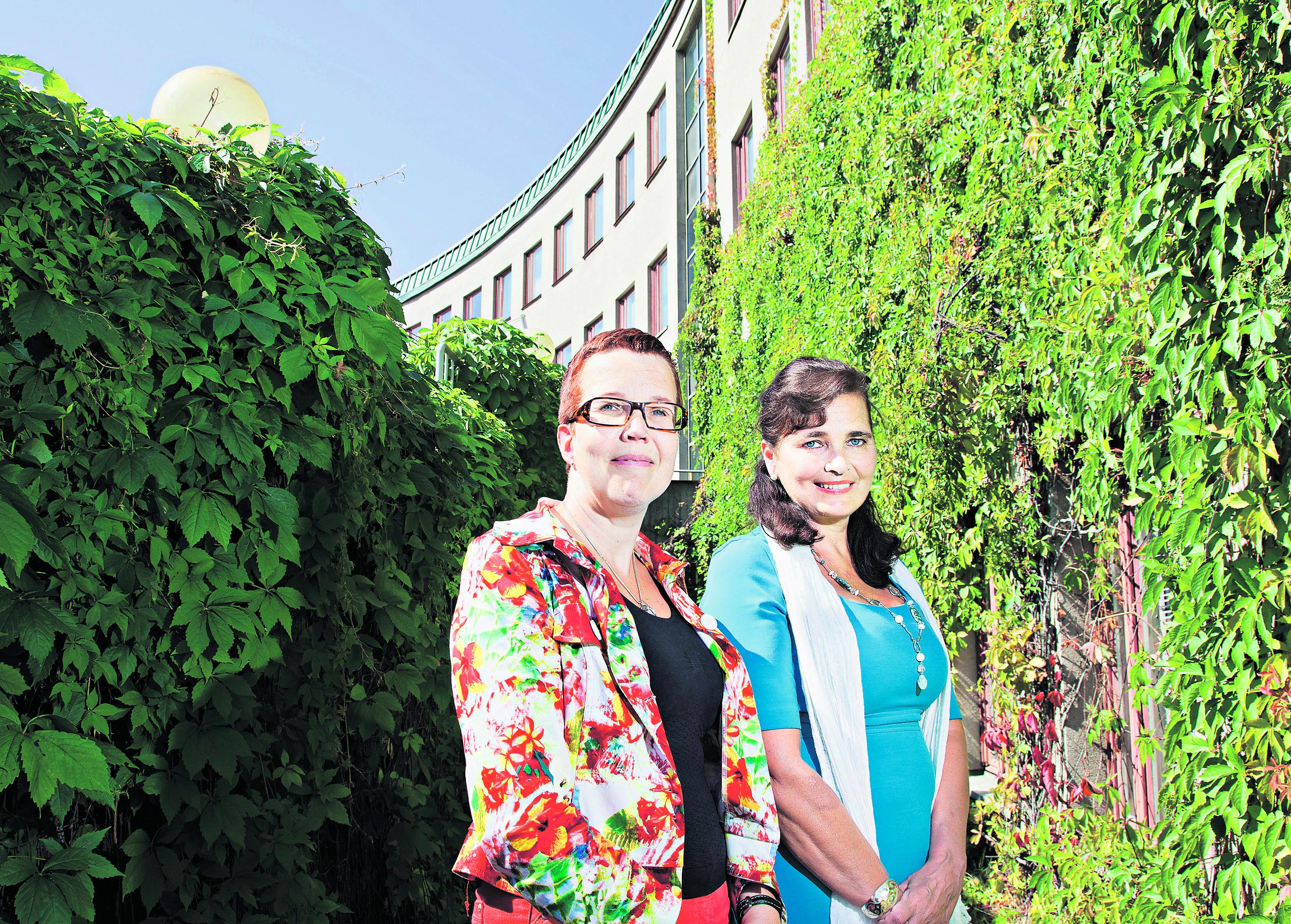 Uusi talo tarpeen. 1940-luvulla rakennettu Lastenklinikka ei korjattunakaan riitä lasten vaativan erikoissairaanhoidon pääasialliseksi sairaalarakennukseksi, tietävät tukiyhdistyksen hallituksen jäsen Tarja Lähdemäki (vas.) ja THL:n ylijohtaja Marina Erhola.