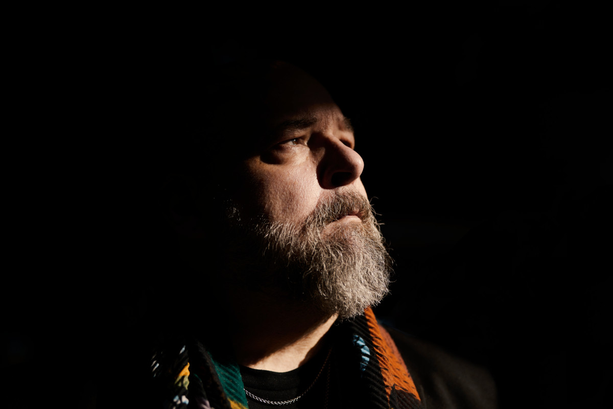 ”Jos olen saanut jonkun ihmisen hetkeksikään kohdistamaan katseensa materiaalisen maailman ulkopuolelle, olen tehnyt jotain oikein”, kuvailee A. W. Yrjänä tehtäväänsä muusikkona ja kirjailijana.