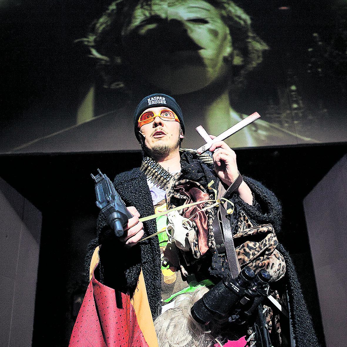 Heittäytymistä. Eero Ritala esittää huiman performanssin virikevirran keskellä.
