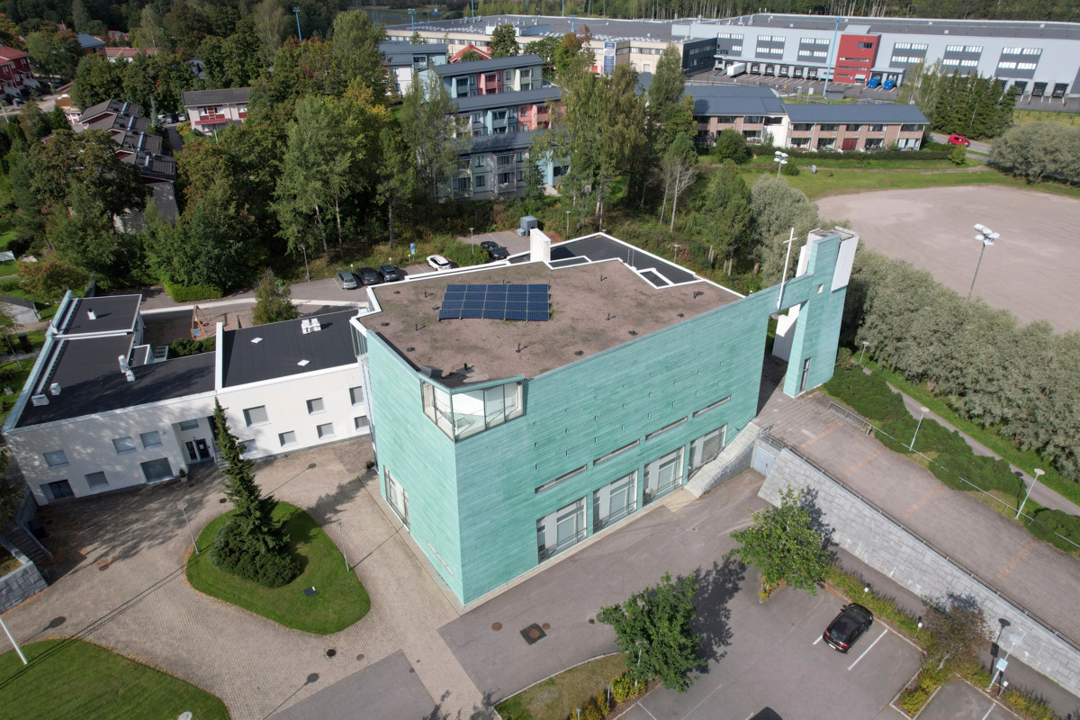 Hämeenkylän kirkko on valmistunut vuonna 1992. Korjaushankkeen yhteydessä tehdään muun muassa kirkon pääkeittiön täysremontti ja rakennetaan lisää kylmiötilaa vainajien säilytykseen.