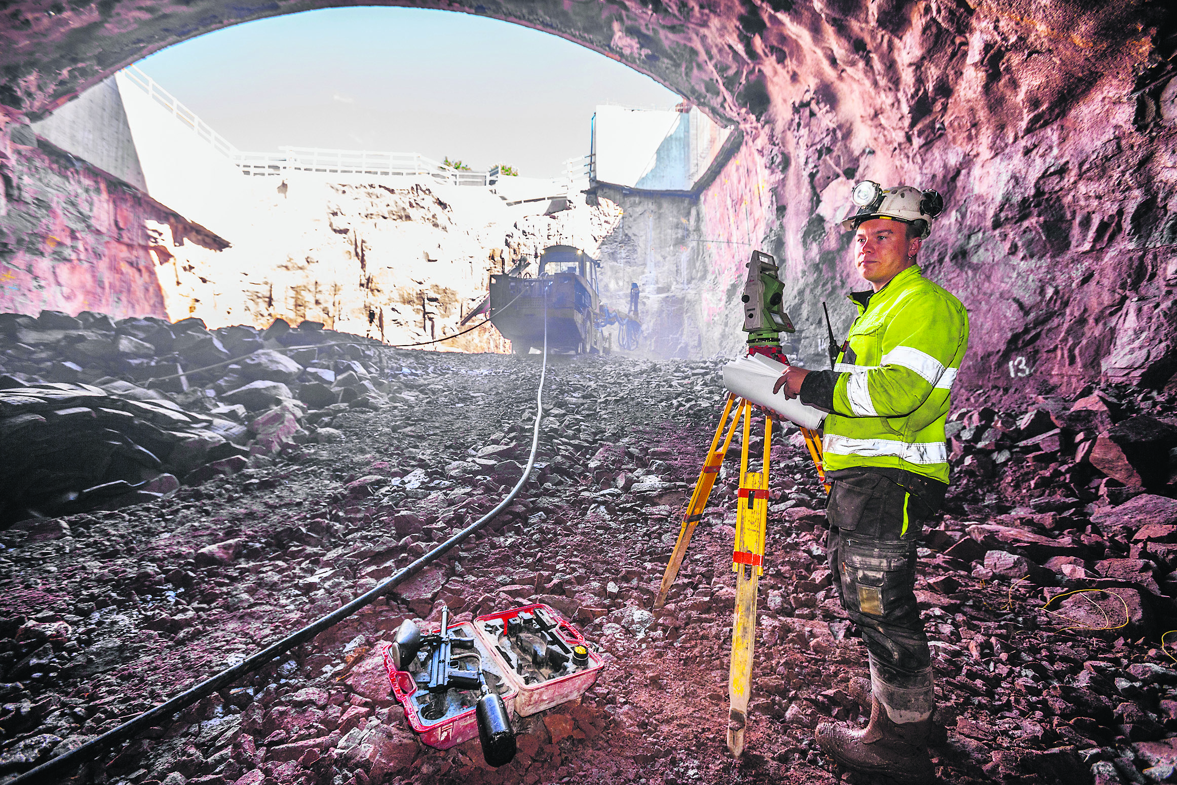 Tunneli valmistuu. Mittaustyönjohtaja Arto Mikkonen työskentelee Matinkylän rakenteilla olevalla metrolaiturilla. Kuva: Esko Jämsä