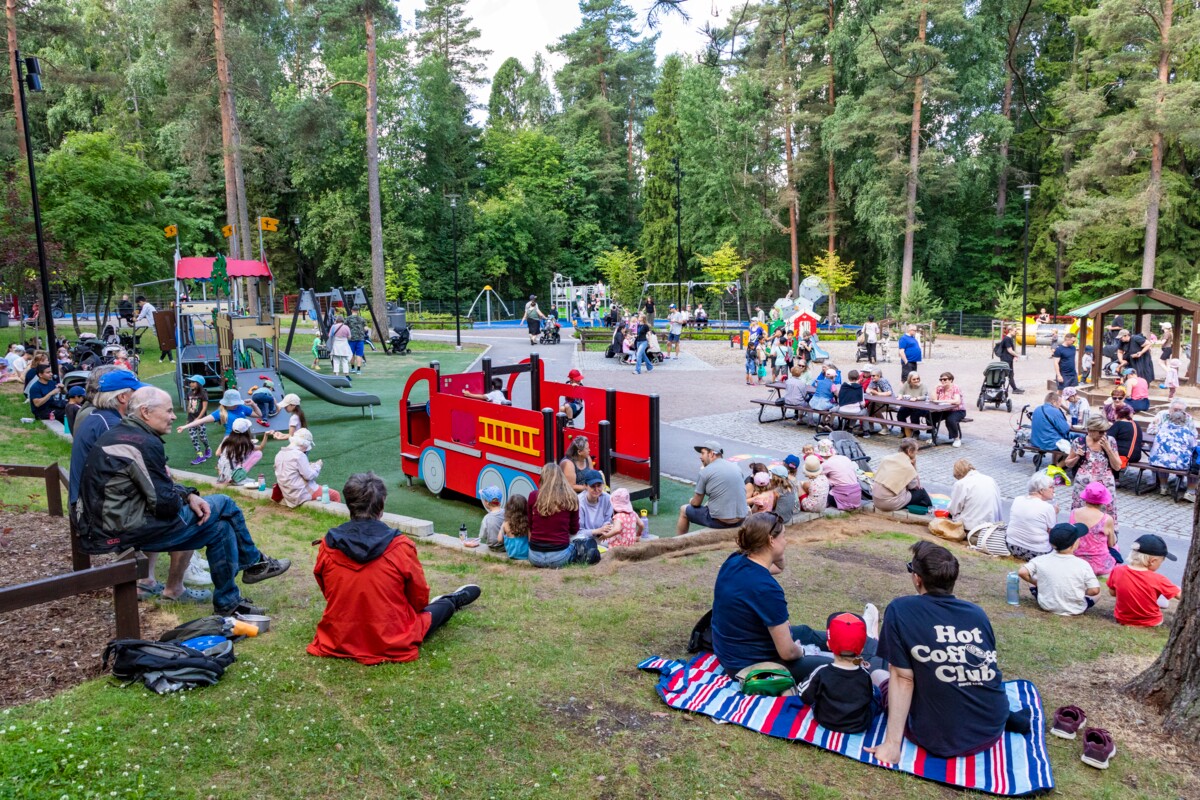 Ruokailun jälkeen moni jäi vielä juttelemaan ja viettämään aikaa puistoon.