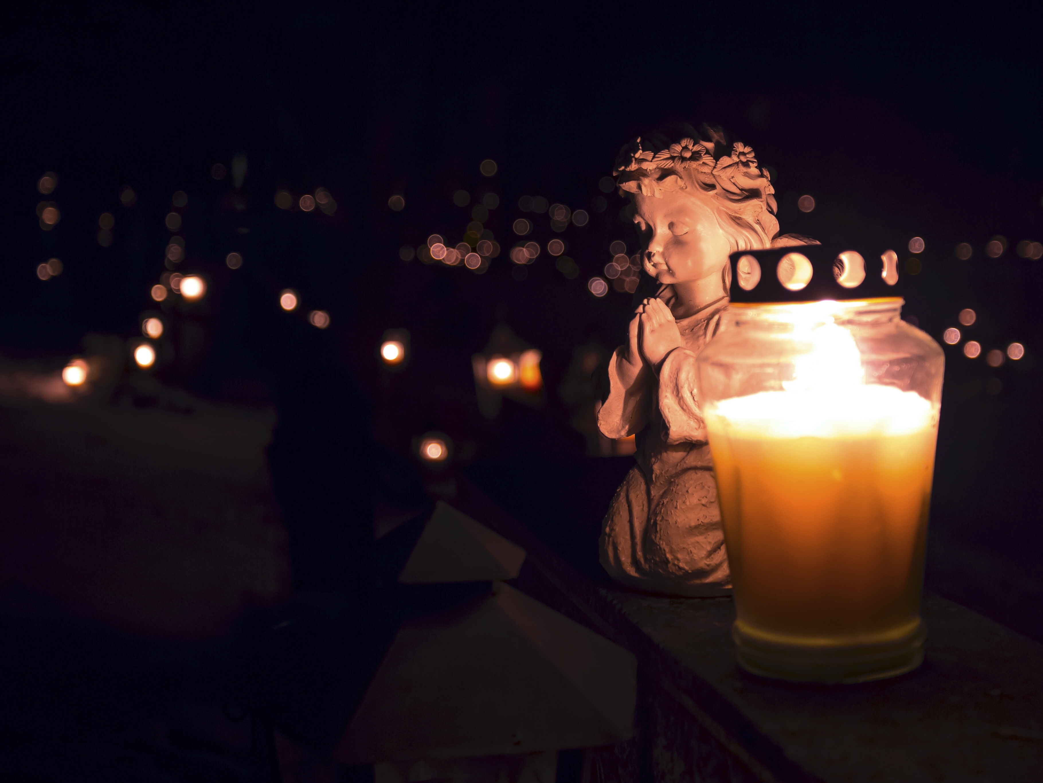 Helsingin seurakuntayhtymän hautausmaatyöntekijät tarjoutuvat tänä vuonna viemään kierrätyskynttilöitä haudoille toisten puolesta.