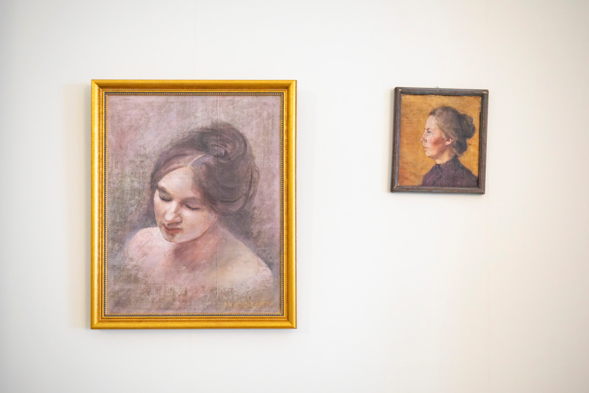 ”Vasemmalla on tarinan mukaan isoisoenoni Voitto Elorannan maalaama kuva hänen virolaisesta tyttöystävästään Heddistä”, Kaisamari Hintikka kertoo. Oikeanpuoleinen kuva on on Hintikan mummin siskon, Maria Boehmin, omakuva.   