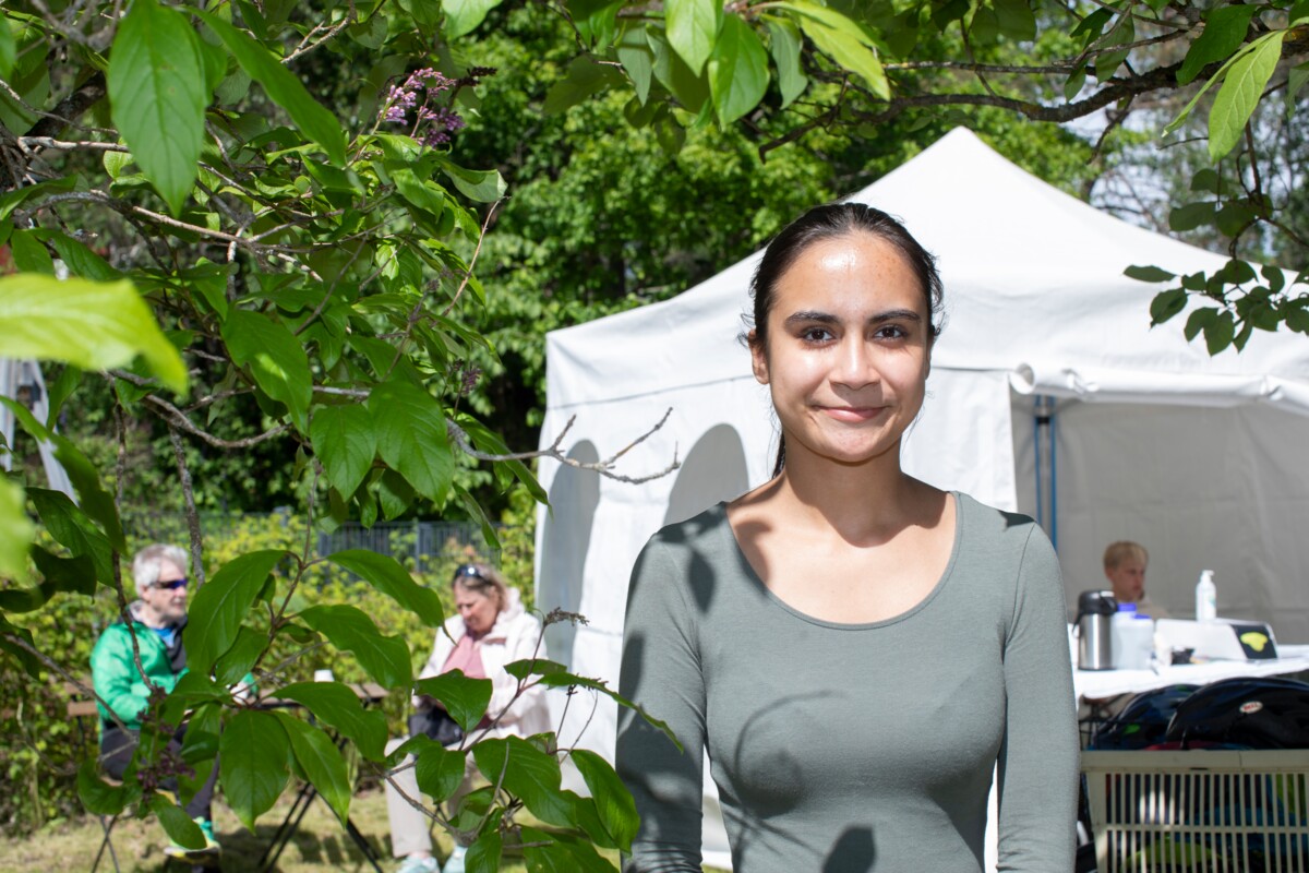 Soraya Jaribian työskentelee Alfred Kajasteen (oik.) kanssa Espoon tuomiokirkon lähellä olevassa kesäkahvilassa. Ensimmäisinä työpäivinä oli aurinkoista.