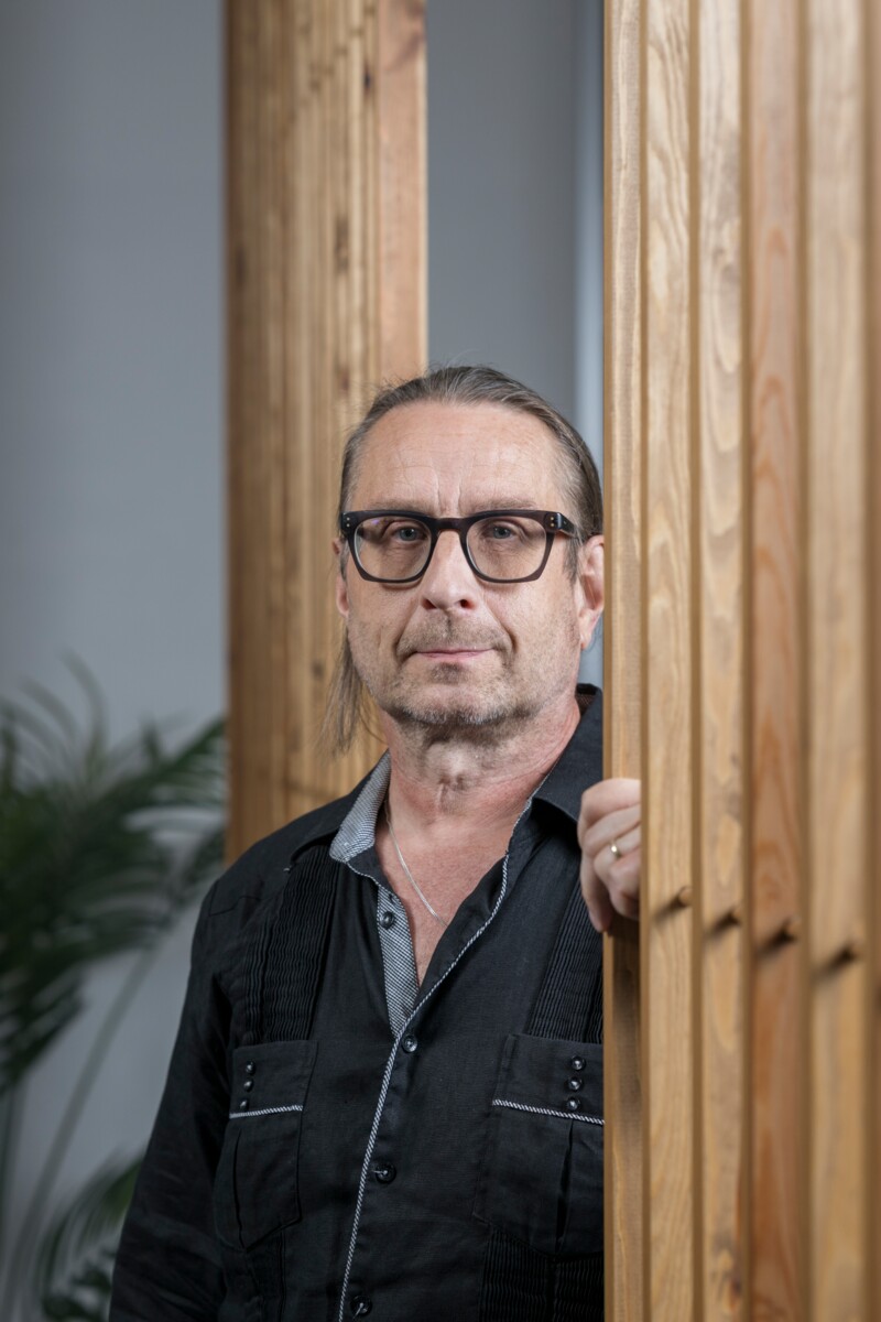 ”Olin nuorena tyypillinen passiiviseurakuntalainen. Kun kohtasin festivaaleilla Konnevedellä iloisen, rohkean ja ihmisiä luokseen vetävän kirkon, olin siellä jo seuraavana vuonna vapaaehtoistehtävissä”, Jouni Liimatainen sanoo.
