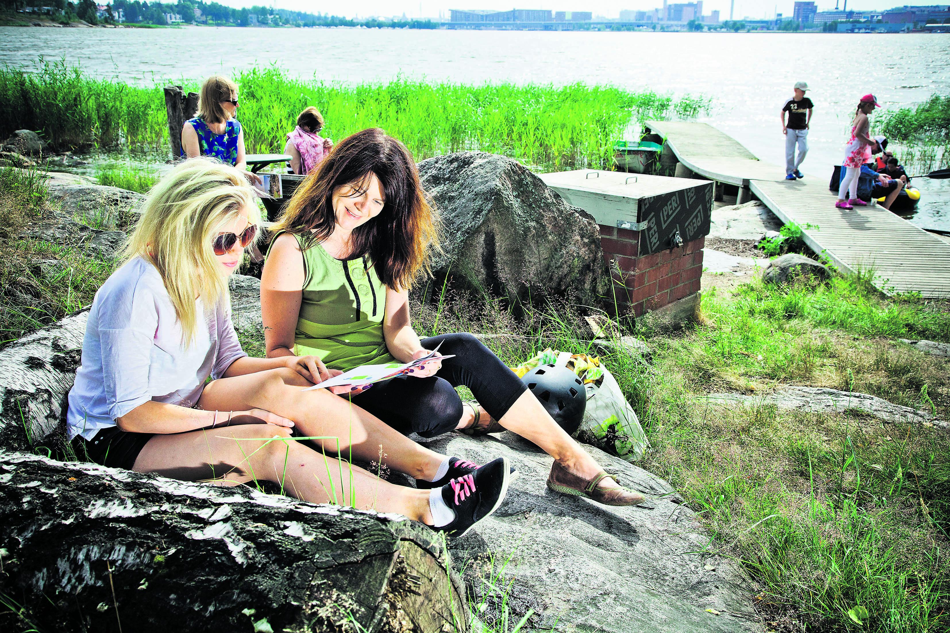 Laulua merimaisemassa. Kaarina Kahiluoto ja Outi Alanko-Kahiluoto osuivat Kivinokan kinkereille sattumalta.