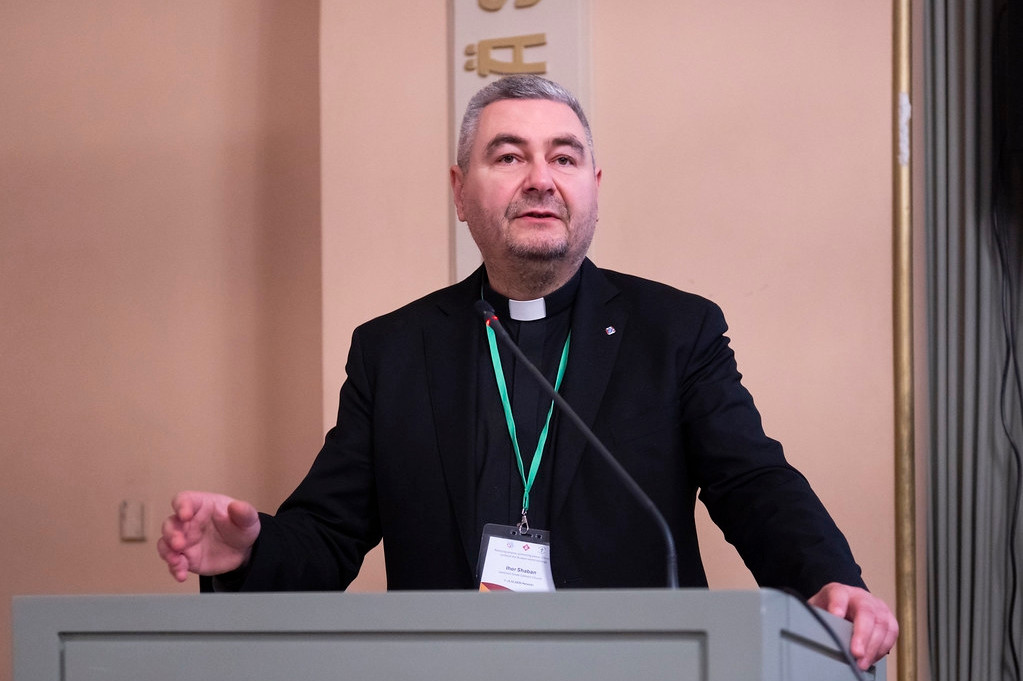 Pappi Ihor Shabanin mukaan neljä miljoonaa ukrainalaista on menettänyt sodassa kotinsa ja 58 prosenttia perheistä tarvitsee humanitaarista apua. “Tämä on sotaa totuuden ja valheen, vapauden ja orjuuden ja elämän ja kuoleman kulttuurin välillä”, hän sanoi. Kuva: Kinga Majewska/CEC