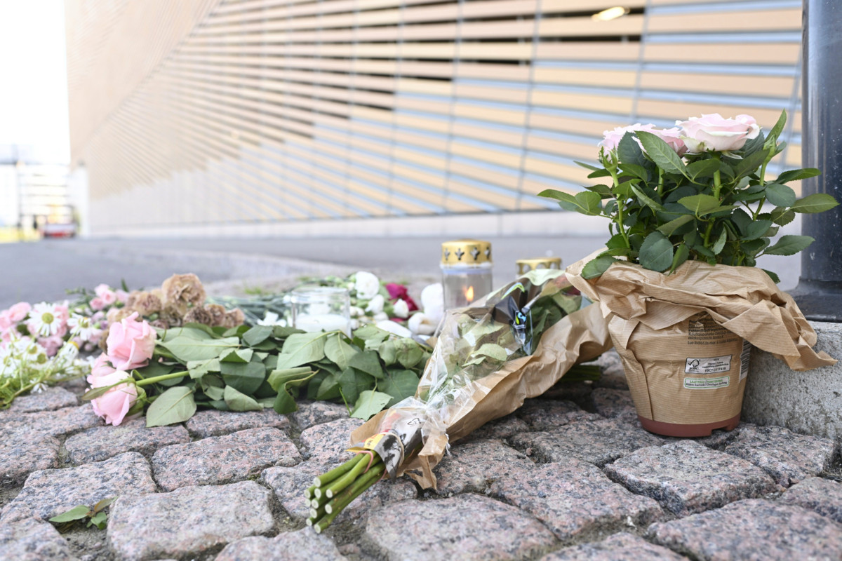 Kahden nuoren kuolema on koskettanut ihmisiä syvästi. Ruusuja ja muistokynttilöitä oli viety kadulle Helsingin Jätkäsaaressa sunnuntaiaamuna 20. heinäkuuta.