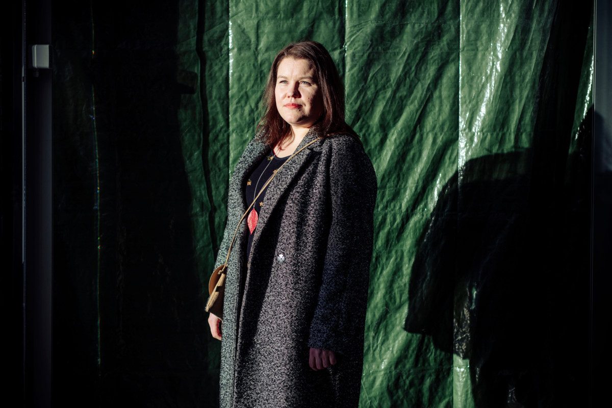 Vaikka Laura Vähäsarja on pappi, hän ei aina tunne kirkossa käytettävien rukousten kieltä omakseen. Arjen karjaisut ja huokaukset ovat kaukana niistä.