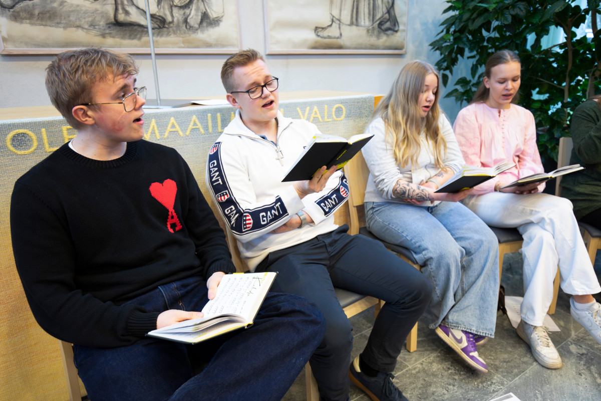 Entiset Välke-kuorolaiset Noa Pohjasmäki, Nande Pohjasmäki, Nita Vihanto ja Sara Sillanpää lauloivat tuttuja lauluja Auroran kappelilla.