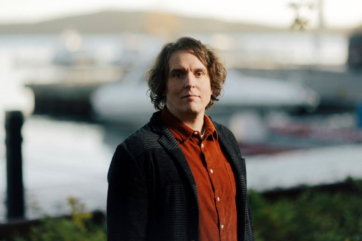 Uuden romaanin ei pitänyt olla omakohtainen, mutta Iikka Hackmanin kirjoittaessa sitä sivuille alkoi tulla aineksia omasta elämästä.