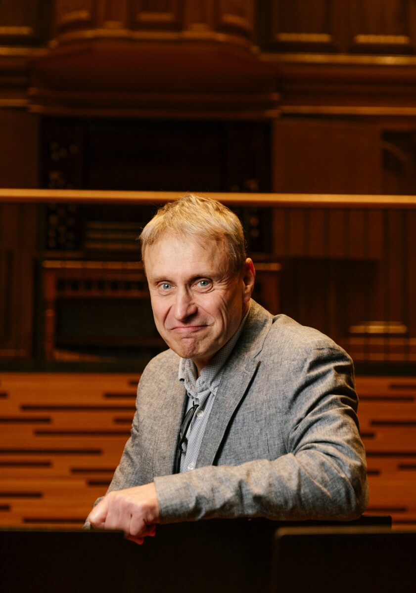 Timo Kiiskinen on toiminut kirkkomusiikin professorina vuodesta 2016 alkaen. Kiiskinen kertoo hurahtaneensa alaan vaikututtuaan hienoista kirkkomusiikkiteoksista.
