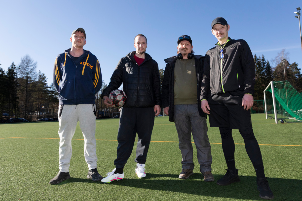 Juha Myllyniemi, Eero Myllyniemi ja Sami Murtonen päättivät keväällä 2022 palata jalkapallon pariin. Näin sai alkunsa Freedom Footers. Kuvassa oikealla myös joukkueen maalivahti Aleksandr Rosenqvist. Kuva on otettu Kivenlahden tekonurmella Espoossa 20.3.2026. 