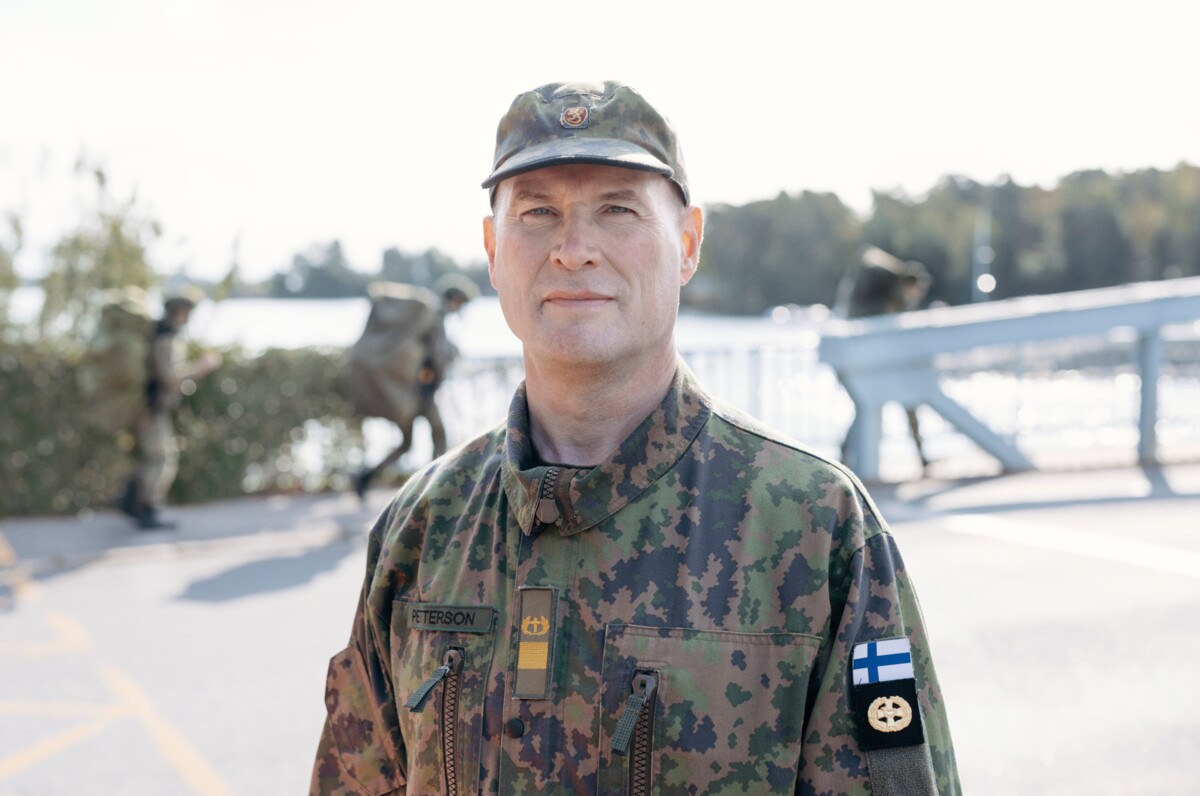 Kaartin jääkärirykmentissä työskentelevän Juha Pettersonin mukaan kaikesta pitää voida puhua. Vain niin voidaan kohdata vaikeimmatkin asiat reilusti. 