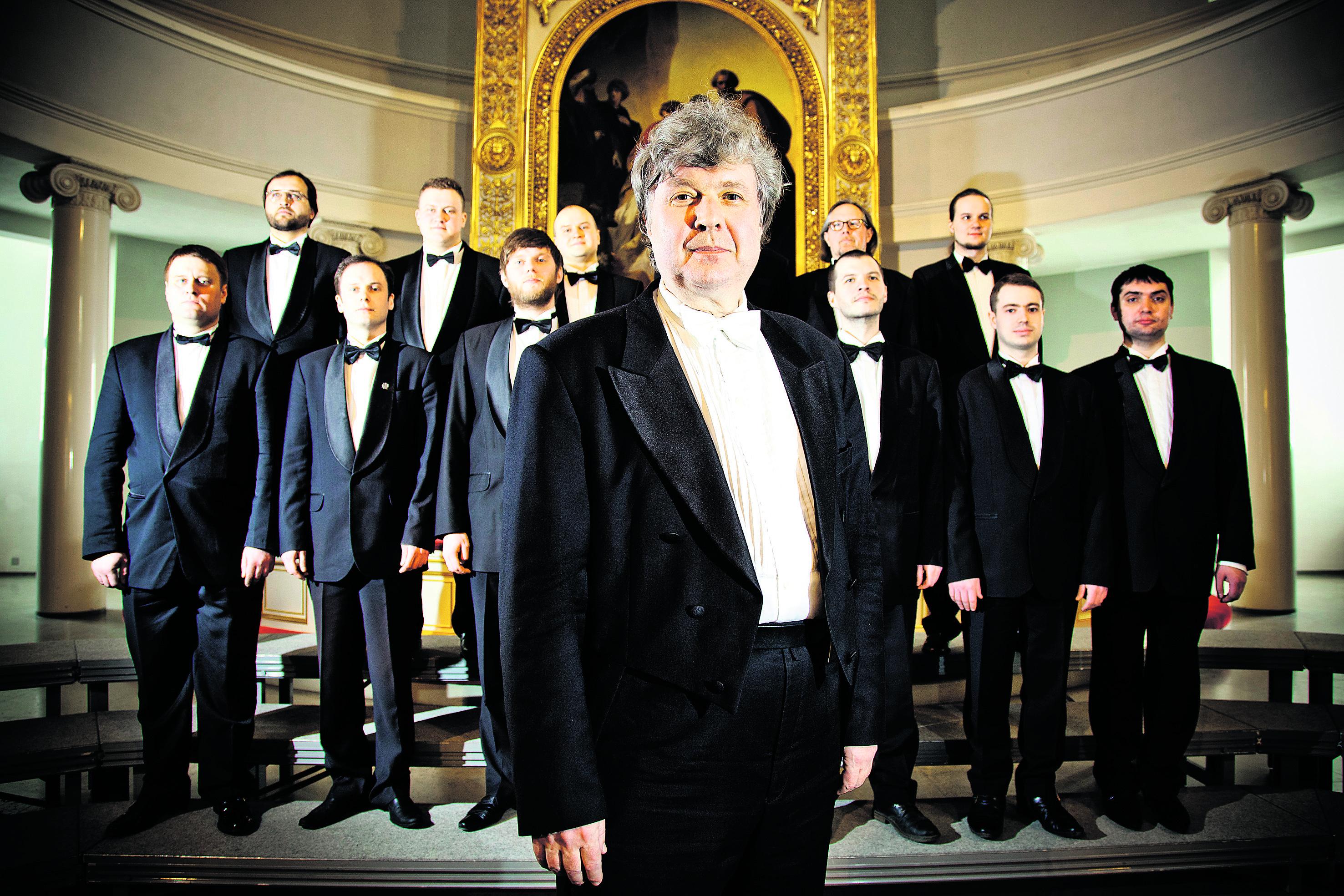 Monipuolista osaamista. Andrei Petrenkon (edessä) mukaan Marinski-teatterin mieskuoron sointi määräytyy aina teoksen tyylin ja sisällön perusteella.