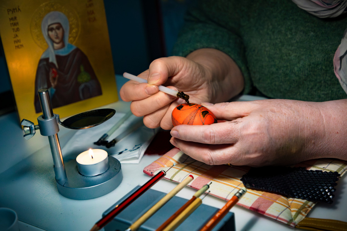 Pisanka-munien väreillä on oma kielensä. Punainen symboloi aurinkoa, toivoa ja elämäniloa sekä Kristuksen verta.