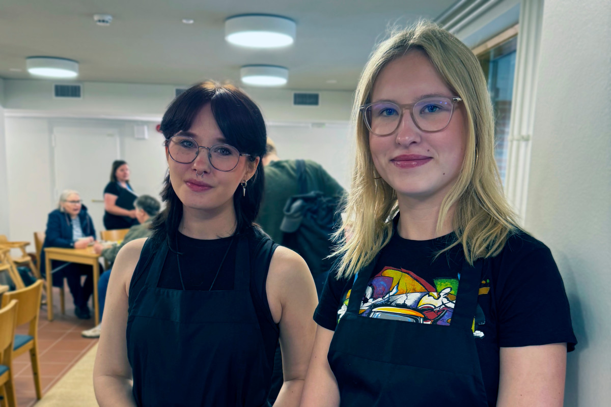 Pinja Kapanen ja Sanni Myyrä työskentelevät Malmin kirkon yhteisötilan kesäkahvilassa. Kuva Outi Isotalus