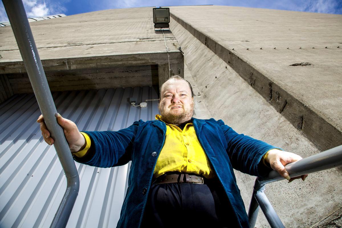 Tietokirjailija ja kääntäjä Tommi Uschanov tarkistaa pyhän määritelmän Kielitoimiston sanakirjasta. Jos hänellä olisi rajattomasti aikaa, hän käyttäisi sen lukemiseen. Kuva: Sirpa Päivinen