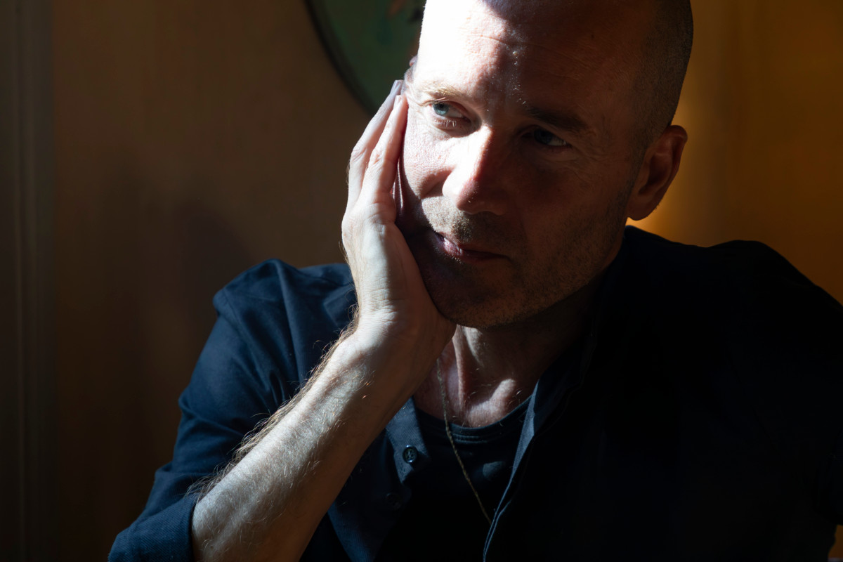 Antti Pentikäinen herkistyi yhteisölliseen väkivaltaan liittyville teemoille vanhoillislestadiolaisen taustansa vuoksi.