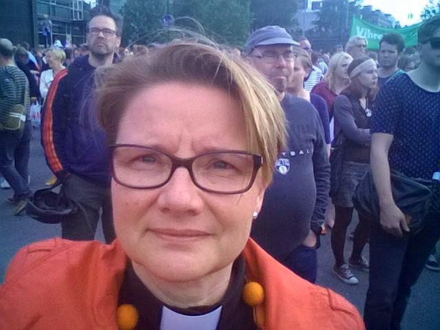 Kirkkoherra Päivi Linnoinen nappasi selfien mielenosoituksessa. Kuva: Päivi Linnoinen