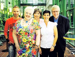 Viisi rohkeaa päähenkilöä vasemmalta alkaen: Ville Pusa, Anneli Saaristo, Teija Halonen, Pia Matilainen ja Martti Attila. Kuva: YLE / Jyrki Valkama
