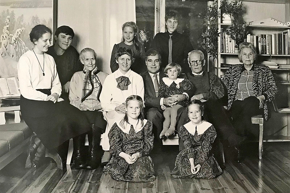 Pentikäisen perhe joulunvietossa Käpylässä vuonna 1985. Kuvassa vasemmalta Katja, Mikael, Elsa Saarinen, Elina, Juha sylissään Aino, Veikko Pentikäinen ja Kaino Pentikäinen. Takana Hanna ja Antti, edessä Mari ja Mirja.