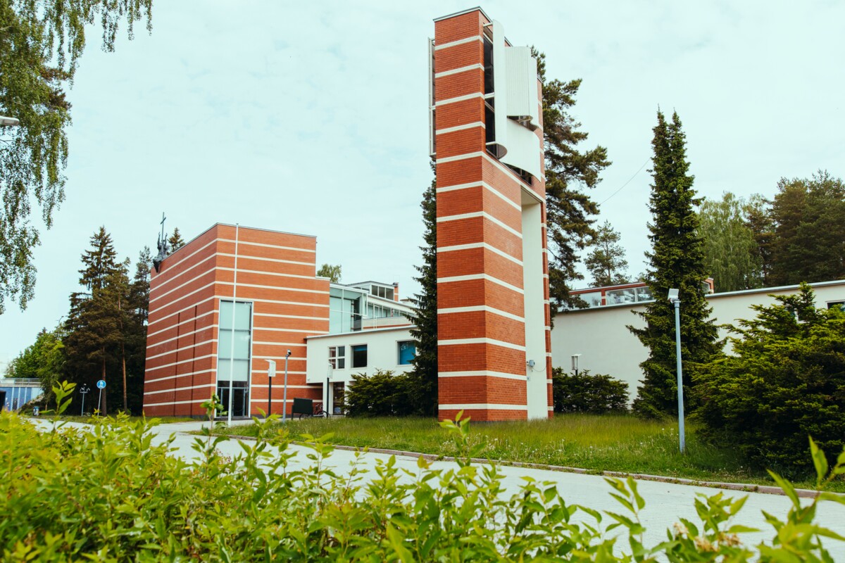 Mikaelinkirkko sijaitsee Kontulassa.