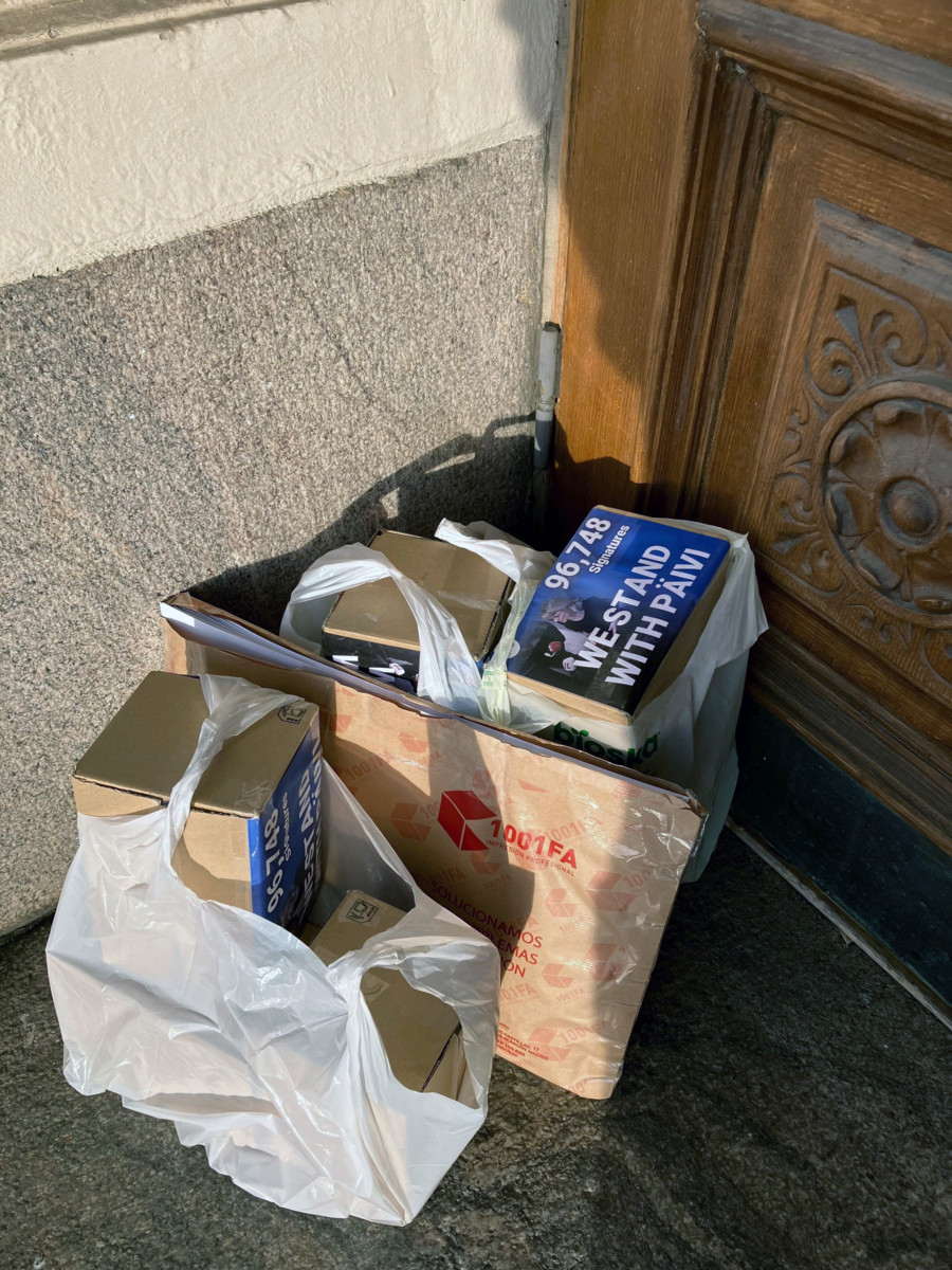 Oikeustapaus on saanut huomiota myös kansainvälisesti, sillä syytettynä on poliitikko ja kyseessä sanan- ja uskonnonvapaus. Korkeimman oikeuden eteen oli aamulla 30. lokakuuta toimitettu valtavat määrät kortteja, joilla ihmiset halusivat osoittaa tukeaan Päivi Räsäselle. Kuva: Hanna Antila