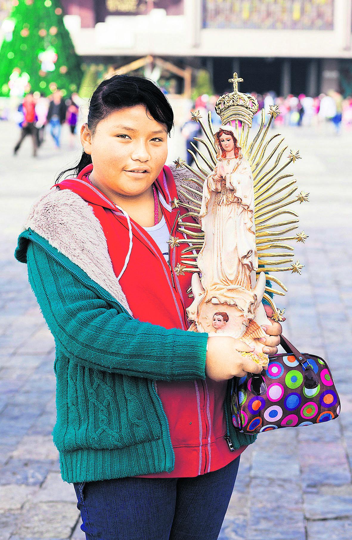 Siunattavaksi. Viviana vie oman Guadalupe-veistoksensa Basílica de Nuestra Señora de Guadalupe -kirkkoon saamaan siunauksen pyhällä vedellä.