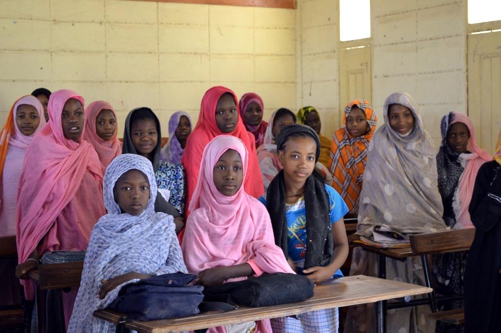 Tyttöjä El Minan korttelin koulussa. Kummituella pyritään edistämään erityisesti tyttöjen koulutusta. 