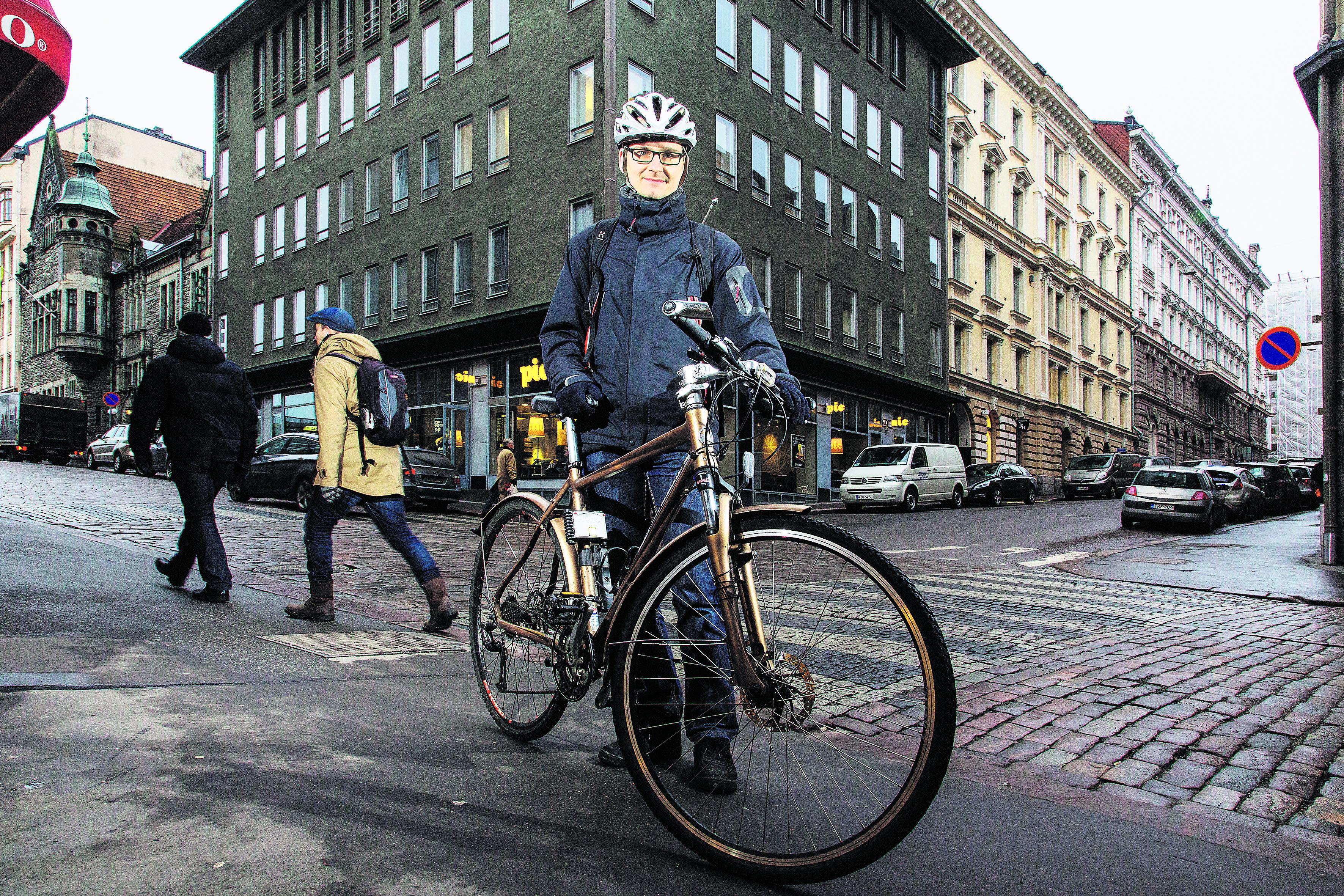 Kätevä kulkupeli. Leo Stranius on varustautunut niin hyvin, että pyöräily työpaikalle ja erilaisiin kokouksiin sujuu talvikelilläkin.