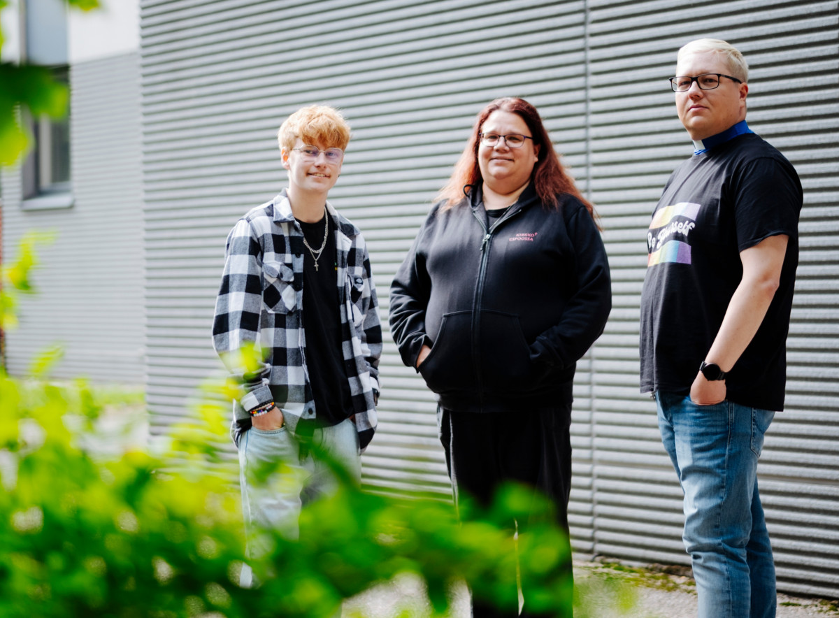 Samu Keski-Korpi, Aura Karjalainen ja Juha Isoniemi ohjasivat sateenkaarevan riparin viime kesänä Espoossa. 