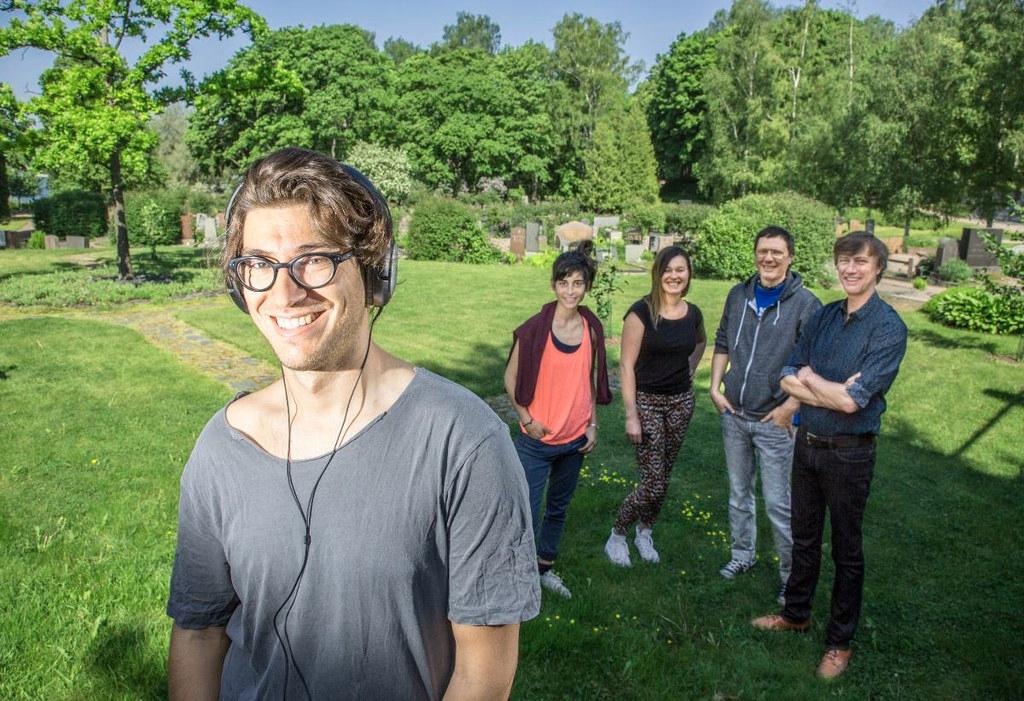 Yksityinen äänimaisema. Remote Helsinki vie osallistujansa hautausmaalta kaupungin sykkeeseen. Esityksen tuottaa Alexander Weinstein (vas.). Taustalla äänen editoija Ilona Marti, ohjaajan assistentti Maria Hukkamäki, äänisuunnittelija Nikolas Neecke ja ohjaaja Jörg Karrenbauer. Kuva: Esko Jämsä