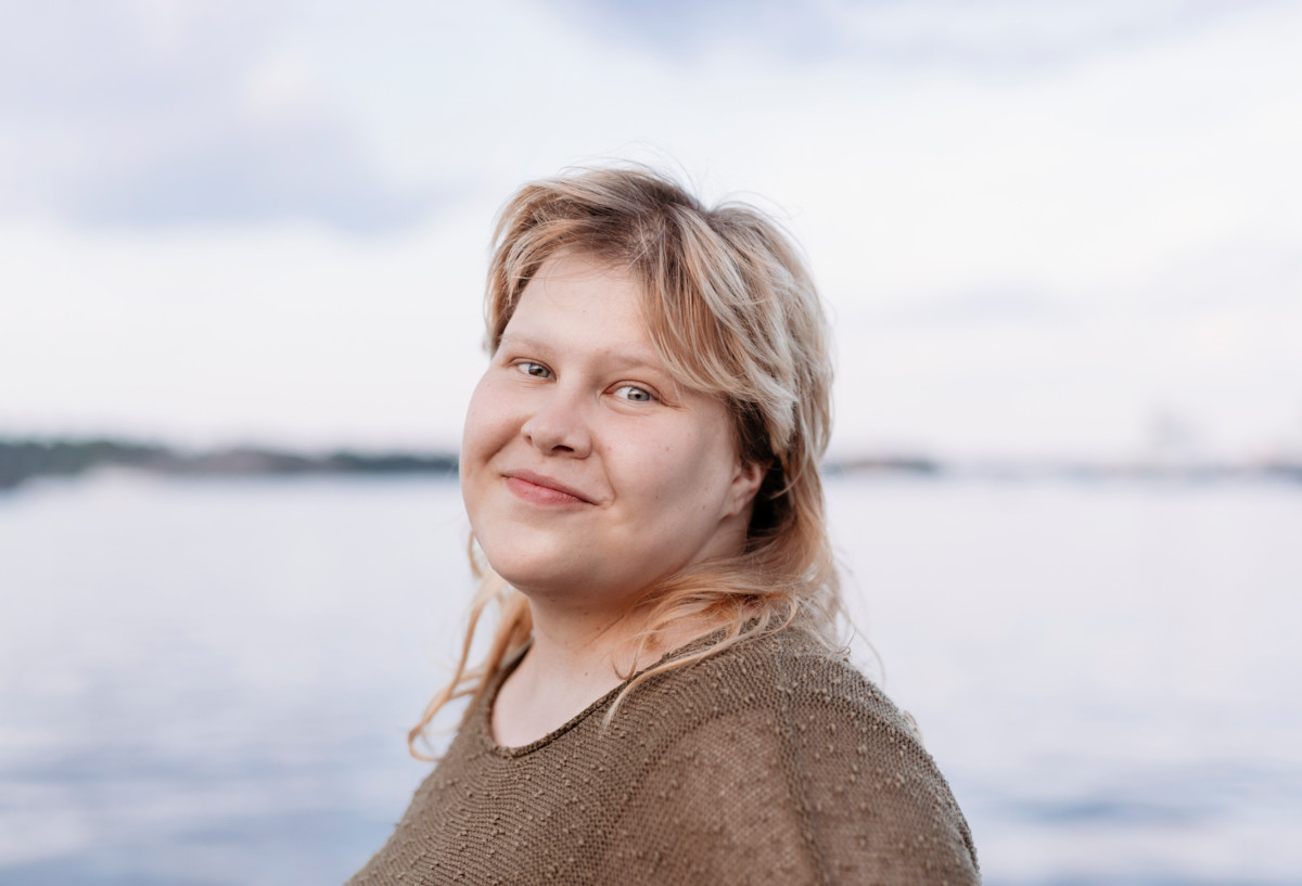 ”Viime purjehduksella opin paljon siitä, minkälaista suojelutyötä Itämerellä tehdään. Opin myös, miten merivirrat menevät sekaisin ilmaston lämpenemisen vuoksi, ja miten ihmisten tuottama jäte vaikuttaa kaikkiin eliöihin meressä”, Armi Smura kertoo. Kuva Joonas Brandt.