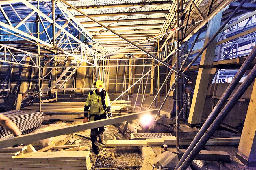 Sääsuojan sisällä. Kampin kappelin sisätila vaatii tarkkaa kirvesmies- ja puusepäntyötä. Kuva: Antonin Halas