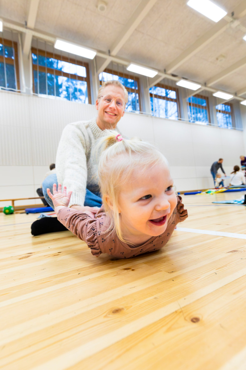 Elias Trygg ja vappuna kaksi vuotta täyttävä tytär Klara hassuttelevat jumppasalin lattialla. He ovat tulleet keskustasta asti entisille kotikulmilleen.