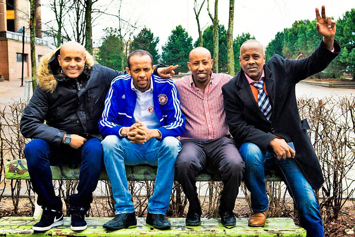 Jalkapallolla radikalisoitumista vastaan. Yassein Abdi Mohamed Isosta-Britanniasta, Said Ali Ruotsista, Abdulkadir Moalin Suomesta ja Aidid Ismail Ruotsista uskovat, että hyvät harrastukset auttavat nuoria tuntemaan itsensä osaksi yhteiskuntaa.