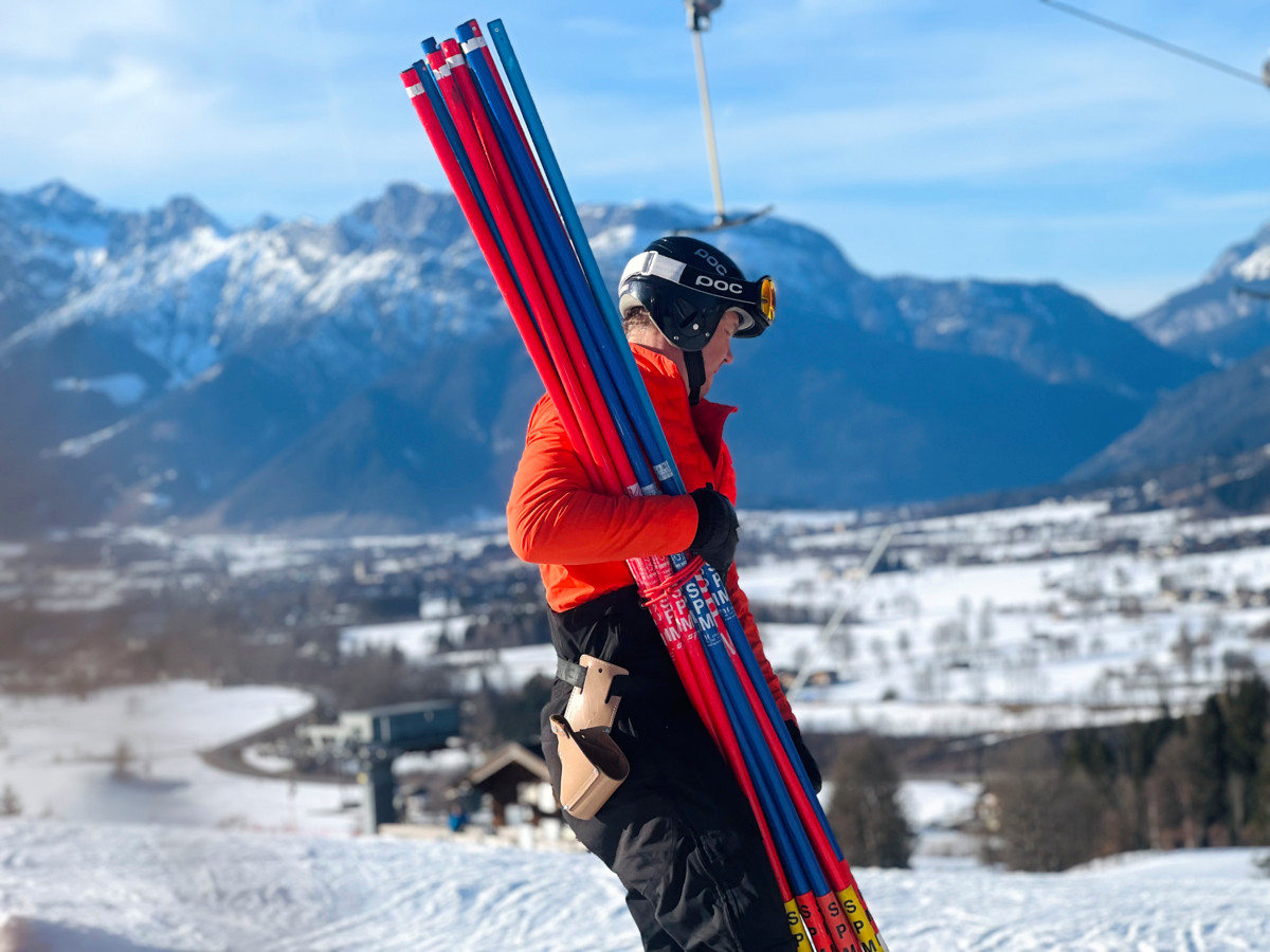 Urheilijan isä Petri Kiviranta kantoi radan merkkauskeppejä Itävallan Hinterreitissa 27. helmikuuta. Kuva Nette Kivirannan kotialbumi.