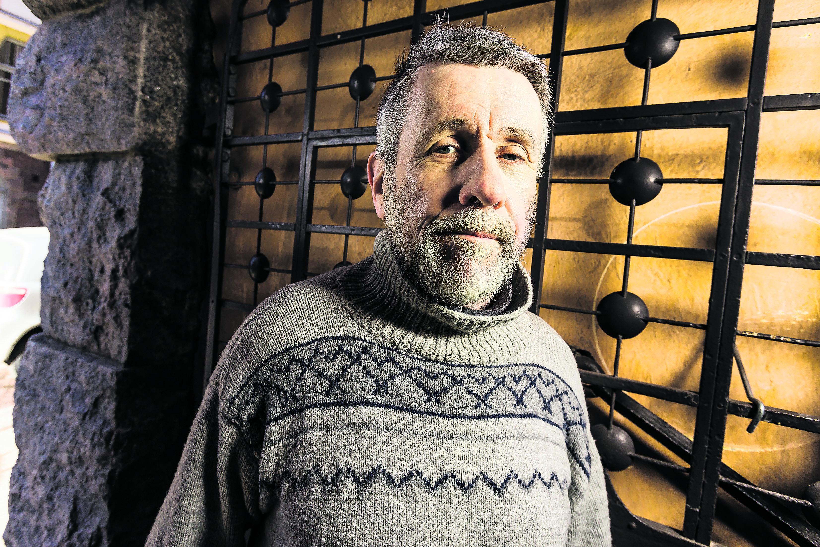 Uusi kevät. Jukka Tolosella on syytä iloon ja toivoon. Takana on 30 levytystä, ensimmäinen 14-vuotiaana, viimeisin Juudan leijona -virsilevy vuodelta 2011. Hänestä on tullut myös toisen kerran ukki, ja päihteetön elämä maistuu.