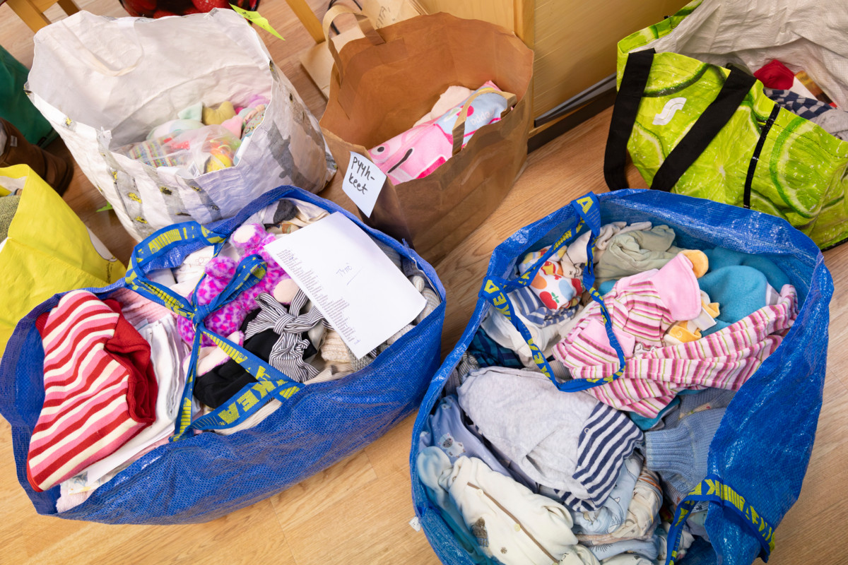 Osa paperittomista tulee maista, joissa suhtaudutaan sukupuoliin perinteisesti. Siksi tyttövauvoille ja poikavauvoille on pakattu eri värisiä vaatteita.