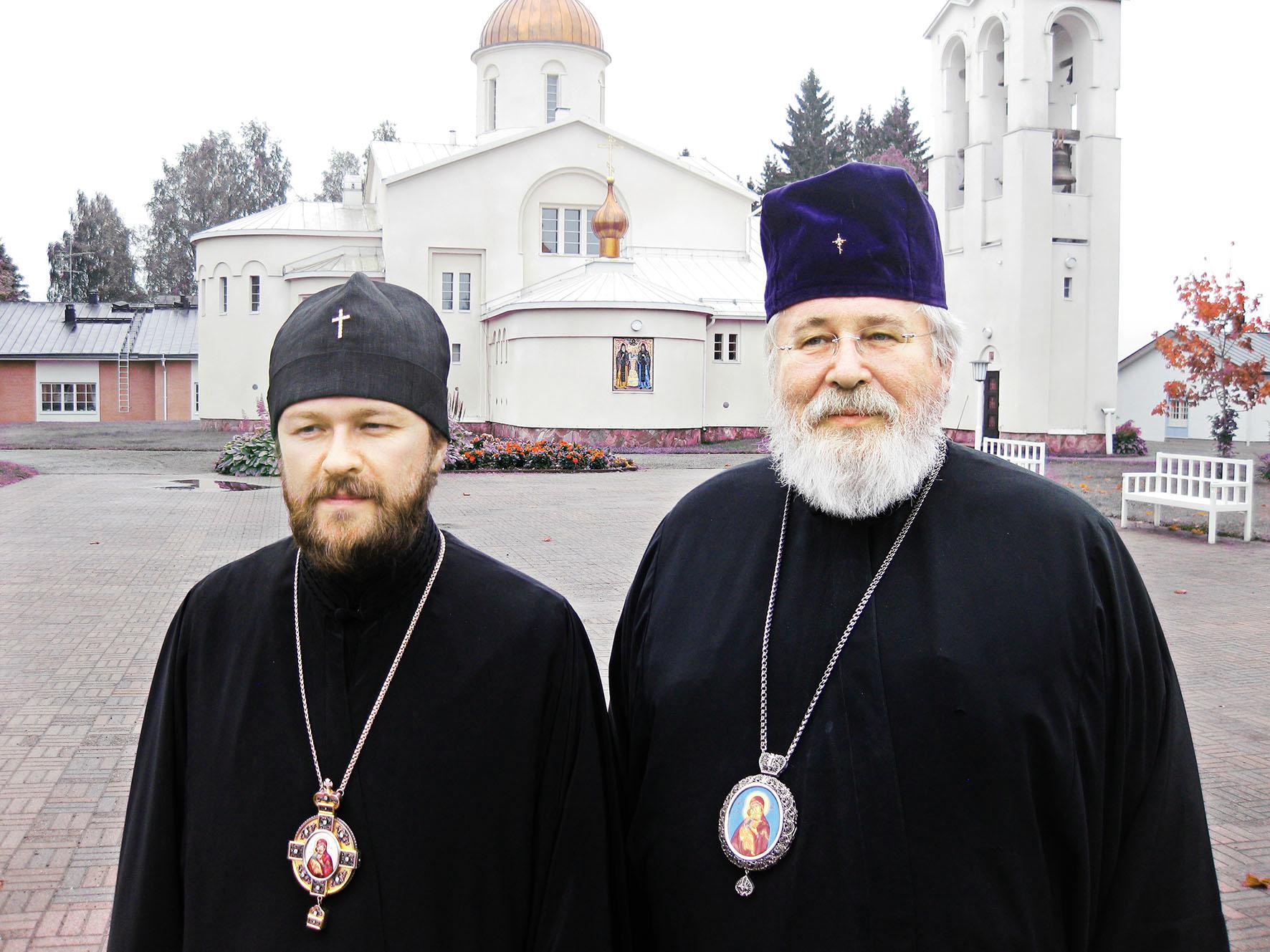 Miesrakkaudesta pitää parantua. Näin ajattelee Venäjän metropoliitta Ilarion (vas.) Hänet kuvattiin kesällä 2009 Valamon luostarissa Suomen ortodoksisen kirkon arkkipiispan Leon kanssa.
