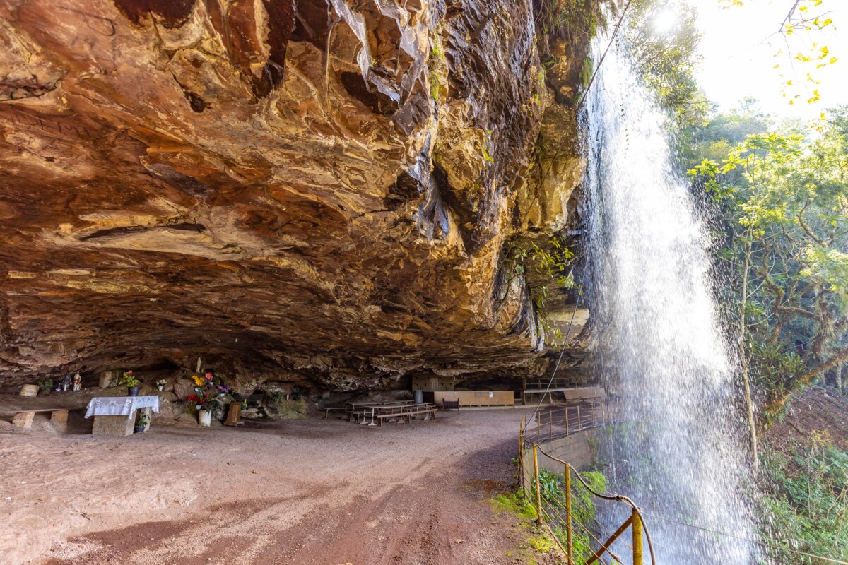 Brasilian eteläosassa sijaitsevassa Gruta do Poço Certo -luonnonkappelissa järjestetään erityisesti pieniä ja intiimejä hääseremonioita. Kuva: iStock