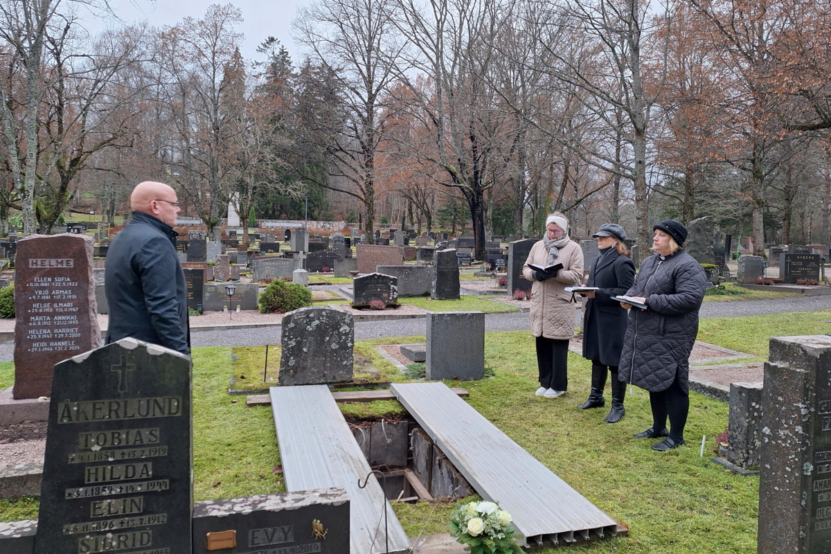 Hautaamiseen osallistuivat kirkkoherra Kira Ertman, diakoniatyöntekijä Taina Sandberg ja johtava kanttori Nina Kronlund Vanda svenska församlingista sekä hautaustoimen päällikkö Juha Ollila Espoon seurakuntayhtymästä.