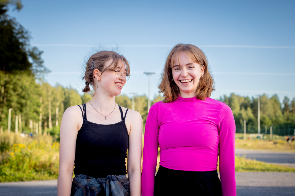 Millie Colling ja Emma Aalto ovat luistelleet parina toukokuusta lähtien. He tähtäävät ensimmäisiin kilpailuihinsa lokakuussa. ” On ihanaa, että kilpailutilanteessa jäällä on toinen ihminen jakamassa jännityksen”, Colling kertoo.