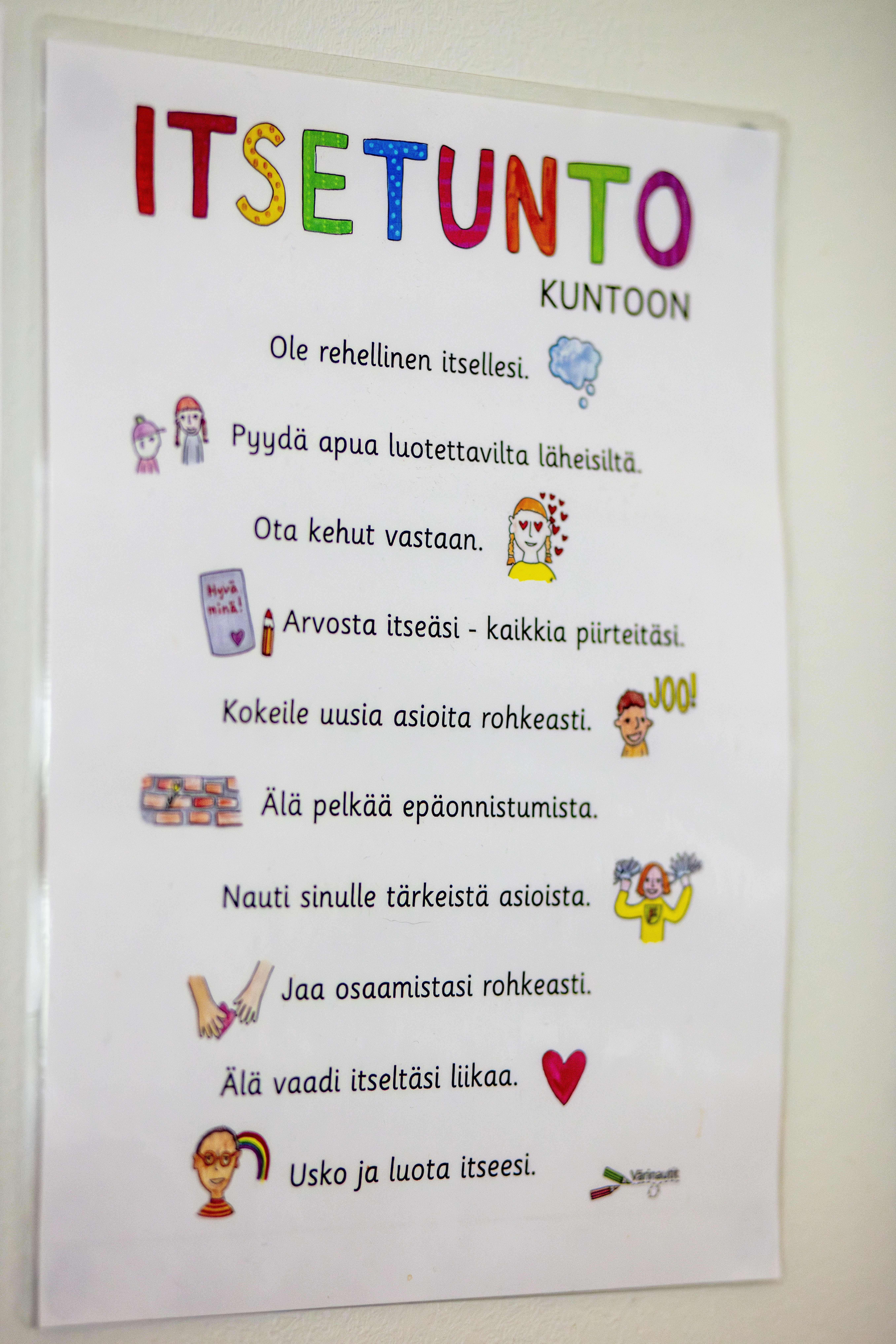 Yhdistetyn ruokailu- ja olohuoneen seinällä on lohduttavia ja rohkaisevia lauseita. 
